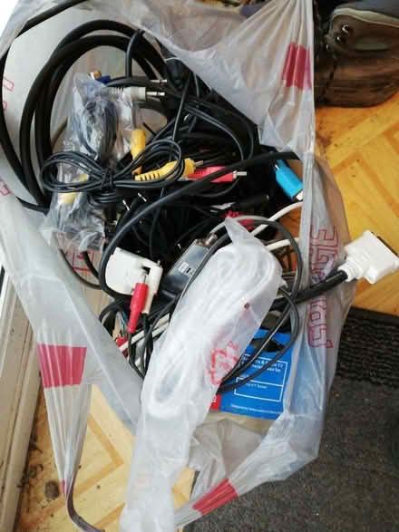 Photo of free bag of audio/video cables (Meole Brace SY3) #1