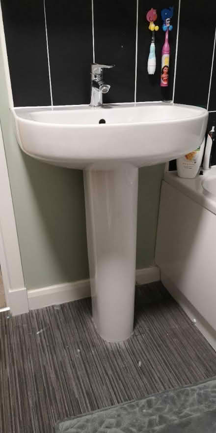 Photo of free basin with tap (Buckstone) #2