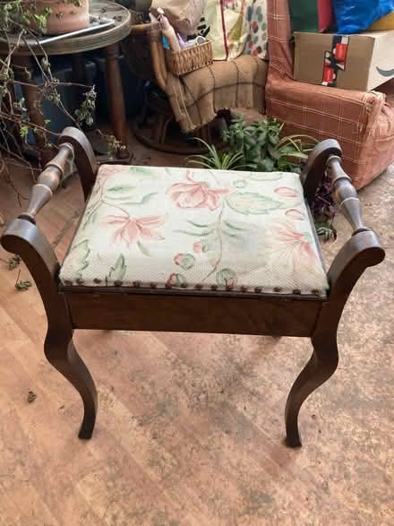 Photo of free Piano stool and books (Oxlinch GL10) #4