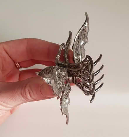 Photo of free Sparkly hair clip/claw with moving wings (Buggs Bottom RG4) #2