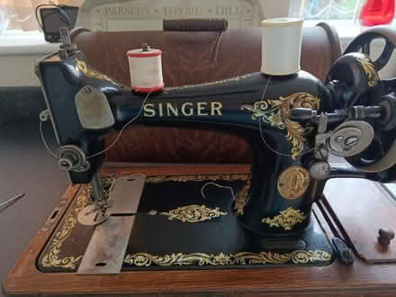 Photo of free Manual Singer sewing machine. (Morley DE21) #1