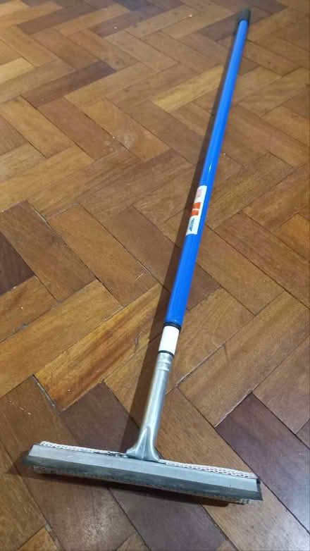 Photo of free window cleaner squeegee thing (Humphrey's End GL5) #1