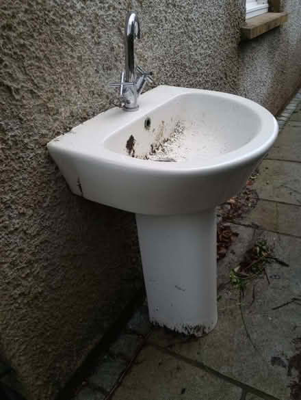 Photo of free Washbasin, pedestal and taps (Natland LA9) #2