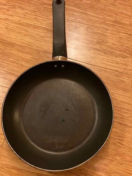 Photo of free small frying pan - needs cleaning (Heath & Reach LU7) #1