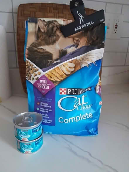 Photo of free Cat food - Lakeview W (near Belmont and Greenview) #1