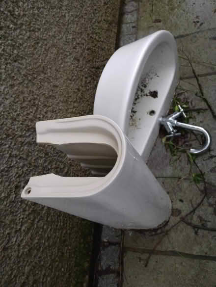 Photo of free Washbasin, pedestal and taps (Natland LA9) #1