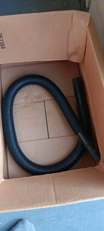 Photo of free 2.5 gallon husky wet/dry vac (Maple Leaf) #4