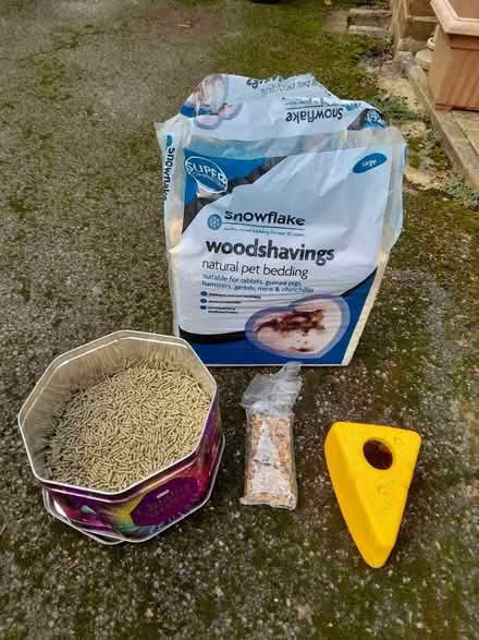 Photo of free Guinea pig stuff Cumnor Hill (Dean Court OX2) #1