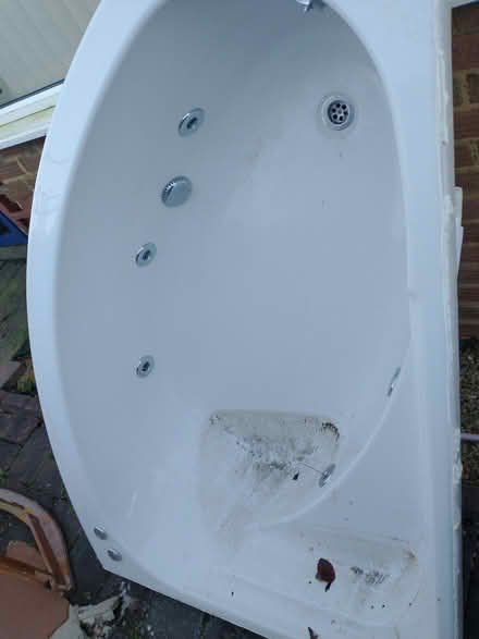 Photo of free Corner jacuzzi bath (Purwell SG4) #1
