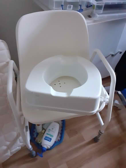 Photo of free Shower chair and toilet seat (Leamington Spa CV32) #1