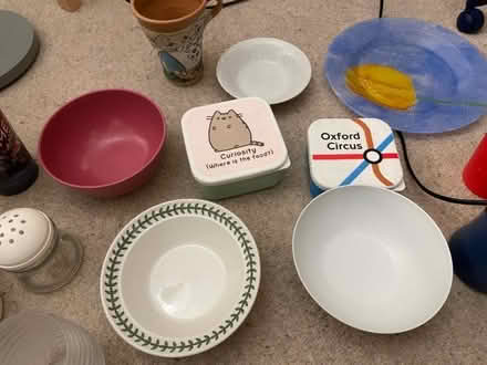 Photo of free assorted bowls, plates, kitchen things. Good condition. (Highbury N5) #2