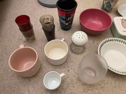 Photo of free assorted bowls, plates, kitchen things. Good condition. (Highbury N5) #1