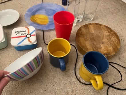 Photo of free assorted bowls, plates, kitchen things. Good condition. (Highbury N5) #3