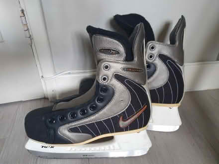 Photo of free ice hockey skates size 4.5. One has a cracked sole. (Winchmore Hill N13) #2