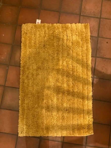 Photo of free Yellow bathroom mat (OX4 East Oxford) #1