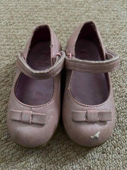 Photo of free Size 5 girls shoe (PE28) #3