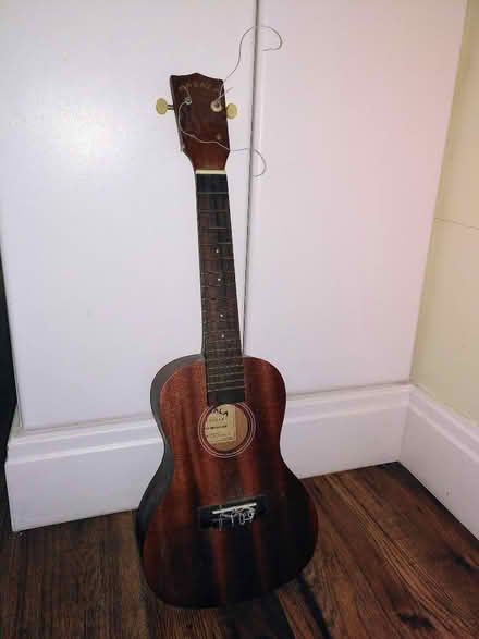 Photo of free Small guitar (Thornton Heath CR7) #1