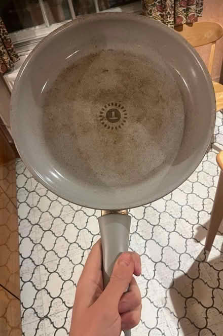 Photo of free ceramic frying pan (islington N1) #1