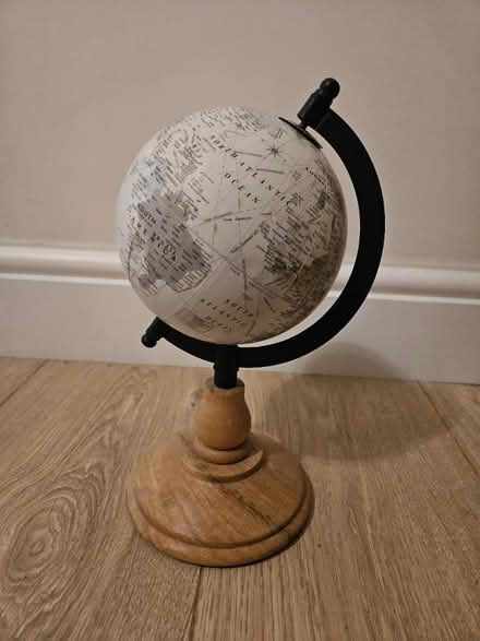 Photo of free World globe ornament (Basildon - SS16) #1