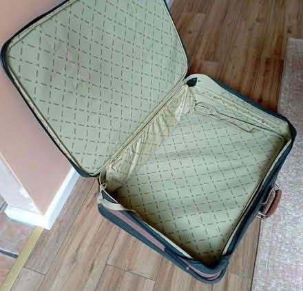 Photo of free green "Antler" suitcase (Ulverley Green B91) #3