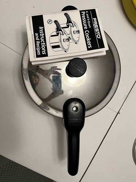 Photo of free stovetop pressure cooker (Maple Leaf) #1