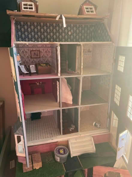 Photo of free Large dolls house (BA11) #4