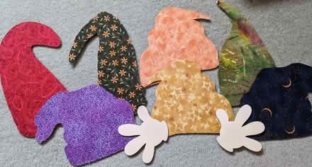 Photo of free 7dwarf hat display (Poplars SG2) #1