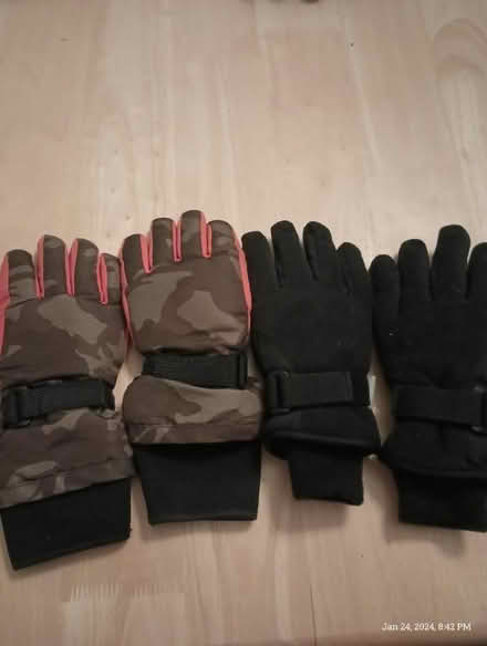 Photo of free Boys gloves (Tilton) #1