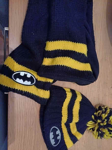 Photo of free Boys gar and scarf age 3/5 (SR5) #1