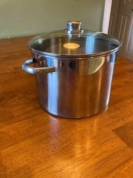 Photo of free Stock pot with lid (Barracks Road area) #1