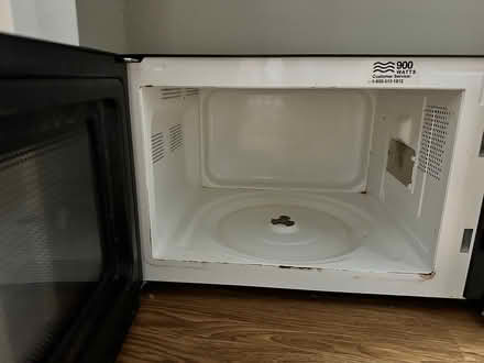 Photo of free Hamilton Beach 900 watt microwave (Apts off Green Oaks & S Cooper) #2