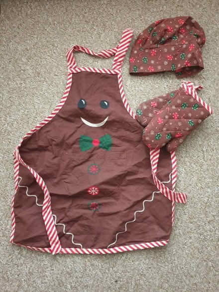 Photo of free Small child/toddlers apron set (Saltney CH4) #1