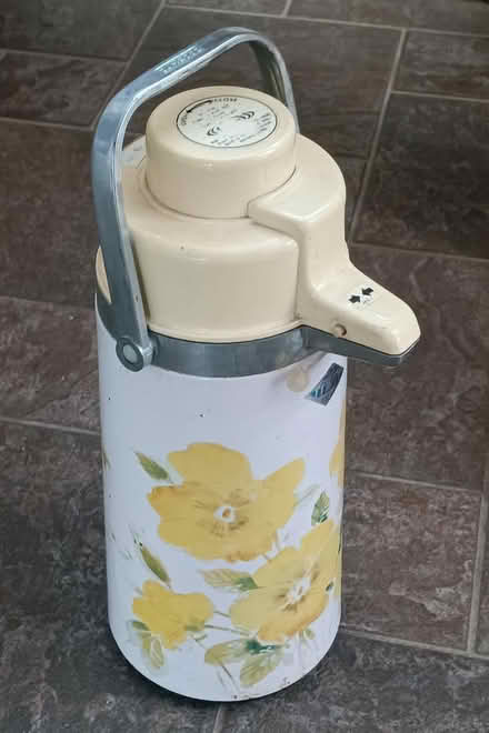 Photo of free vacuum flask with pumping lid (Hampton Magna CV35) #1