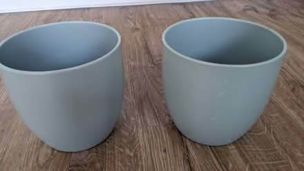 Photo of free x2 medium-size indoor plant pots (City of Ely CP (E Cambs) CB7) #2