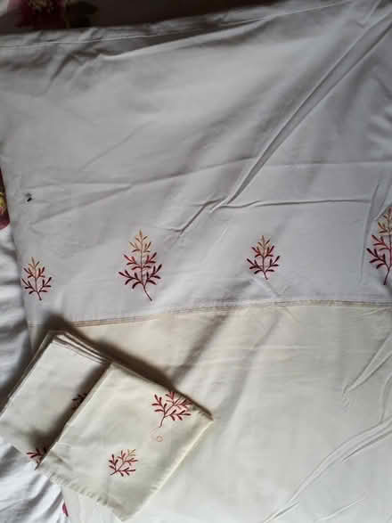 Photo of free King size duvet covers and pillowcasess (Leckhampton GL53) #4