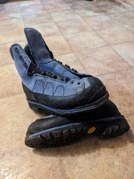 Photo of free B2 Mountaineering boots EU 40 (Harbertonford TQ9) #1