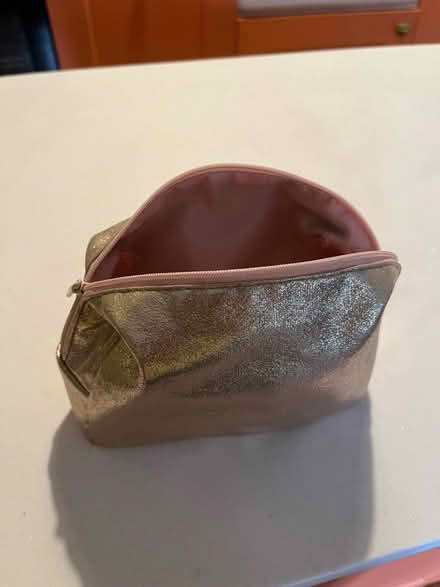 Photo of free Gold makeup bag (E2) #1