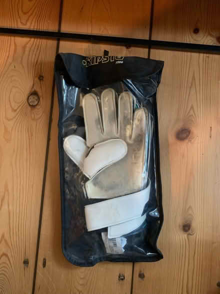 Photo of free Kipsta goalkeeper gloves (Brixton) #2