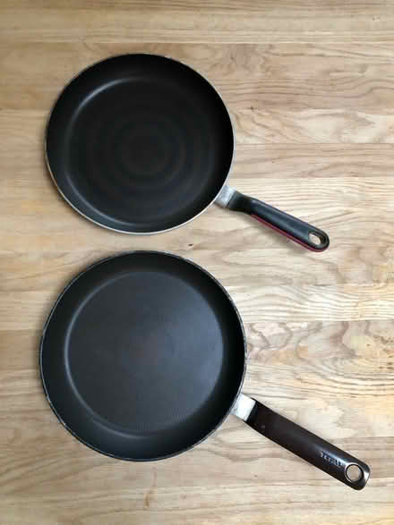 Photo of free 2x Tefal non-stick pans Diam. 28cm (CV32 North Leamington) #1