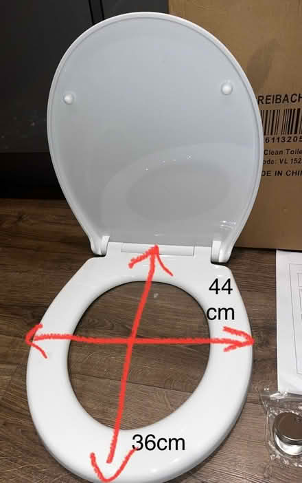 Photo of free Toilet seat with small missing part (HA8 / Edgware) #3