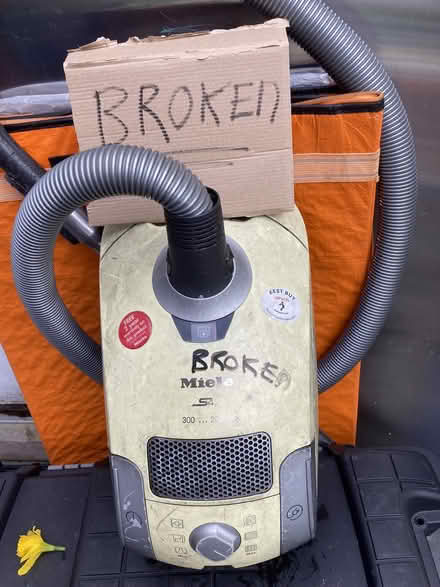 Photo of free broken miele - motor blown - n8 (N8 7 Off Middle Lane) #3