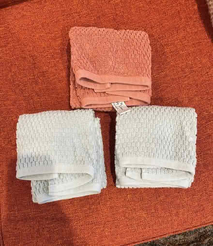 Photo of free three face towels (Capitol Hill) #1