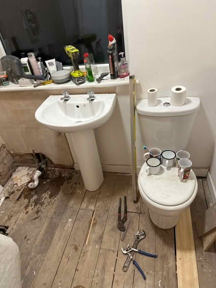 Photo of free Good condition bathroom suite (SK7 Hazel Grove) #1