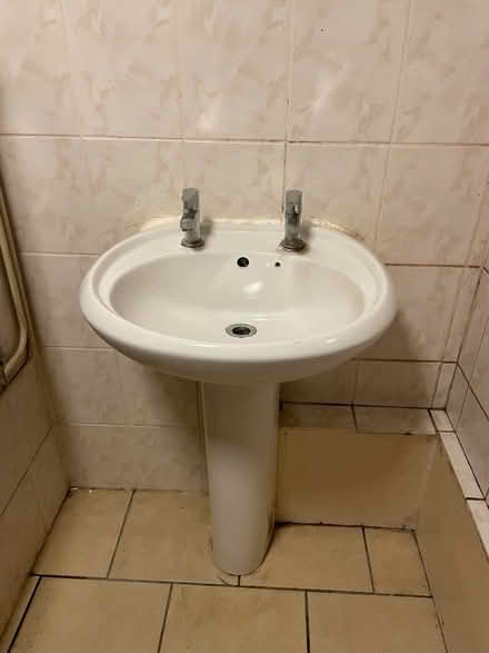 Photo of free Full bathroom suite (Panshanger AL7) #1