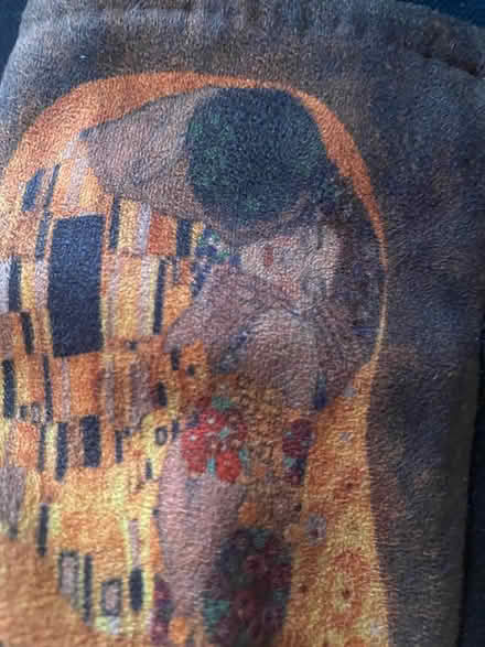 Photo of free Gustave Klimt “The Kiss” Gloves (New York) #2