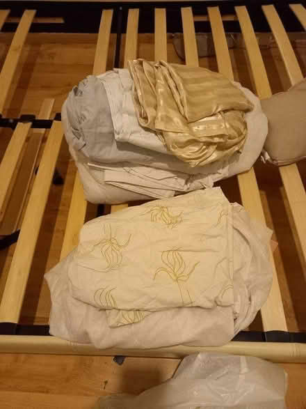 Photo of free Various bedding& pillows king dble (SE19) #2
