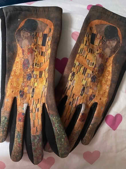 Photo of free Gustave Klimt “The Kiss” Gloves (New York) #1