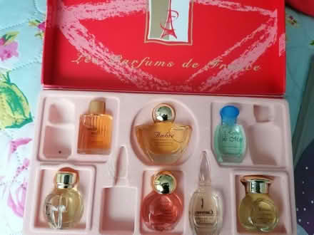 Photo of free miniature perfumes (Mitcham CR4) #1