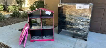 Photo of free desk (2984 Palmera Ln., Simi Valley) #1