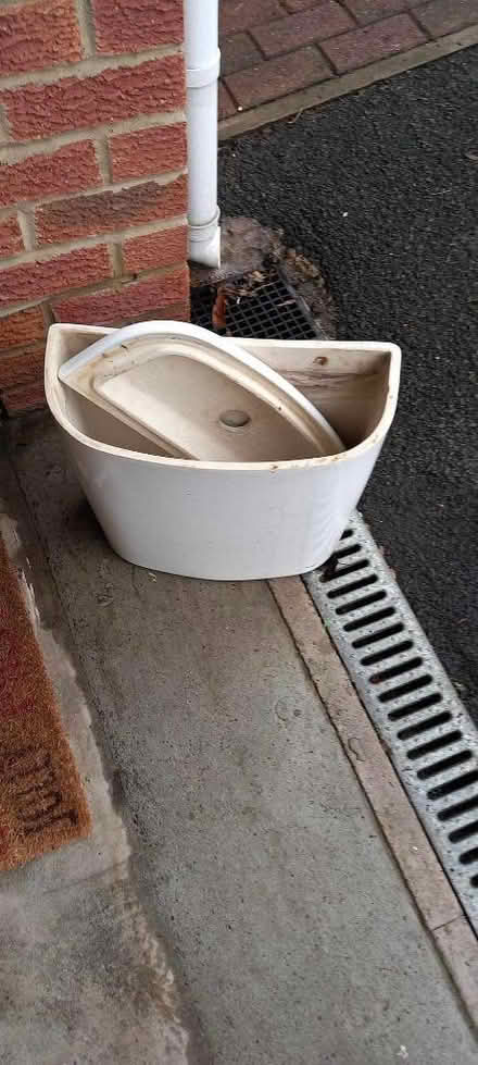 Photo of free Toilet cistern with lid, white (SN25 Abbey meads) #2